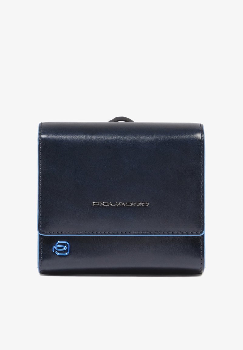 Cartera de cuero azul oscuro con logo metálico y cierre de solapa, mostrando un pequeño emblema azul en la esquina inferior izquierda.