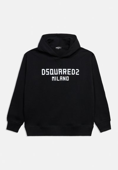 Μαύρο φούτερ με κουκούλα και κατάλευκο κείμενο "DSQUARED2 MILANO" στο κέντρο του στήθους, με μακριά μανίκια και ριμπ τελειώματα στα μανίκια και τη ζώνη.