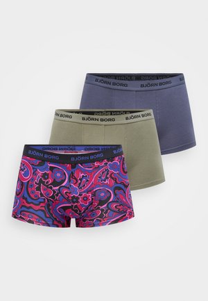 Três pares de boxers masculinos com cinturas pretas BJÖRN BORG. Um apresenta um padrão floral colorido, enquanto os outros são de um verde escuro e azul-marinho sólidos.