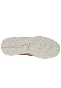 Sole tenisky, bílá guma s texturovanými vzory pro lepší přilnavost a logem. Horní část je vyrobena z narůžovělého materiálu. Průhledný design vzorku.