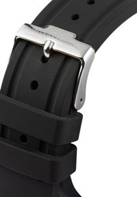 Schwarzes Gummiuhrband mit silberner Metallschnalle und graviertem Markenlogo. Verfügt über mehrere Einstelllöcher zur Größenanpassung. Glatte, matte Oberfläche.