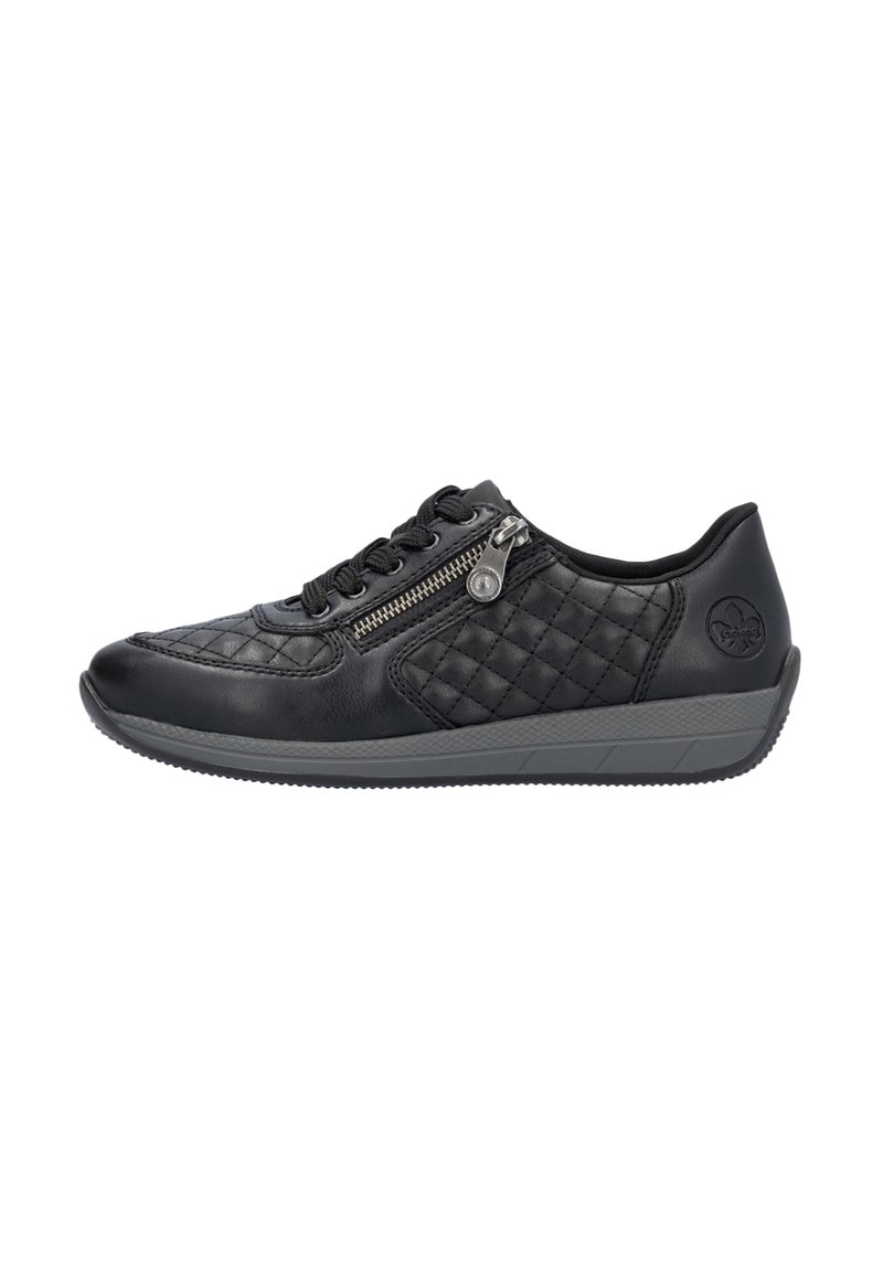Zapatillas negras de cuero con textura acolchada, con cierre de cremallera lateral y suela gris. Diseño con cordones, punta redonda y tacón plano.