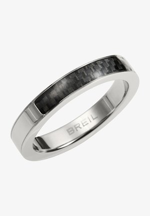 Anillo de banda de plata con incrustación de fibra de carbono. La superficie tiene un acabado pulido, con una forma ligeramente redondeada y bordes suaves.
