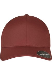 Maroon kapa od glatke tkanine, s okruglim vrhom, zakrivljenim vizirima i crnom logom naljepnice na prednjem panelu.
