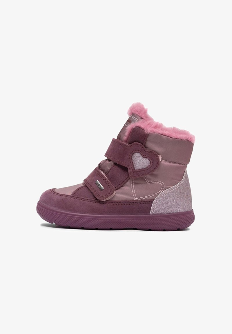 Fioletowe i różowe wysokie buty sportowe z futrzanym wykończeniem, z serduszkowym zapięciem na rzep, teksturowanymi akcentami oraz mocną gumową podeszwą.