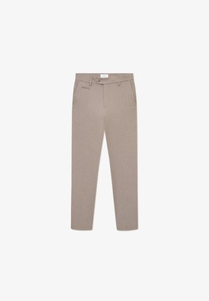 Harmaat räätälöidyt housut, jotka ovat sileäpintaiset, supistuvat lahkeet, etutaskut ja nappikiinnitys; minimalistinen muotoilu ja siistit linjat.