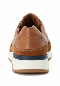 Brune læder- og ruskinds-sneakers med polstret hæl, hvid mellemsål og marineblå accentlinje. Har syningsdetaljer på bagpanelet.