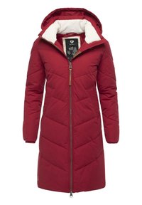 Rød, quilte jakke med lang lengde, glidelås foran og hette. Krage og lommer foret med fleece, teksturert stoff, og logo detalj på ermet.