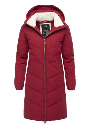 Czerwony, pikowany długi płaszcz z zamkiem z przodu i kapturem. Kołnierz i kieszenie wyłożone polarem, teksturowana tkanina oraz detal z logo na rękawie.