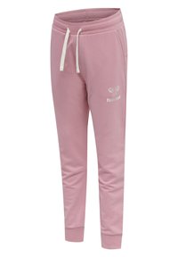 Jogging en polaire rose avec une texture douce, coupe fuselée, taille élastique et cordons blancs. Présente un petit logo blanc sur la hanche.