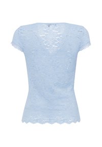 Hellblaues Spitzenoberteil mit kurzen Ärmeln, gewelltem Saum und floralen Spitzenmustern. Das Material ist durchsichtig und hat eine weiche Textur.