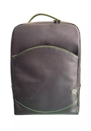 Zaino rettangolare nero con texture, cuciture verdi, tasca frontale con cerniera, manico superiore e piccolo patch con logo sul lato.