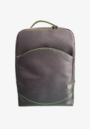 Zaino rettangolare nero con texture, cuciture verdi, tasca frontale con cerniera, manico superiore e piccolo patch con logo sul lato.