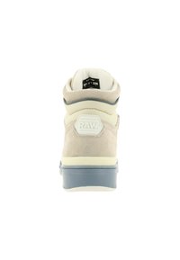 Hoge sneaker in lichtbeige met een zachte suède bovenkant, grijze accenten en een stevige rubberen zool. Voorzien van een gestructureerde achterkant met een logo.
