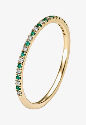 Anillo de banda de oro con piedras preciosas verdes y claras alternadas engastadas en garras a lo largo del borde exterior, creando un delicado patrón continuo.