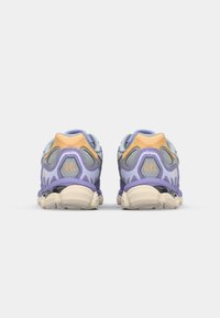 Paarse en lichtblauwe sportschoenen met een gestructureerde mesh bovenkant, een gevoerde tussenzool en een rubberen buitenzool. Kenmerkt het 'GEL' logo op de hiel.