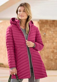 Gewatteerde jas in felroze met een capuchon, voorzien van een ritssluiting aan de voorkant en een diamanten gestikte textuur. Zakjes aan de voorkant en contrasterende afwerking.