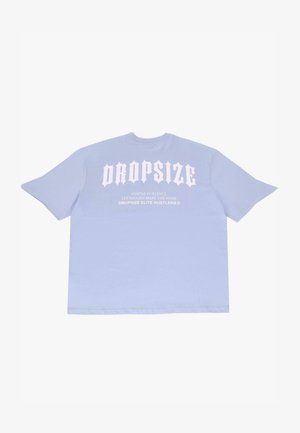 T-shirt oversize bleu clair en coton. Présente un texte blanc en gros caractères, incluant "DROPSIZE" et un texte supplémentaire au dos dans une police stylisée.