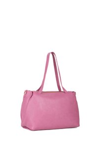 Borsa a tracolla rosa con trama, dotata di doppie spalline e chiusura con zip. Materiale morbido con una forma strutturata e una leggera lucentezza.