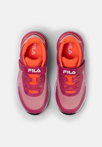Sneaker rosa e viola con materiali in rete e sintetici. Presentano accenti arancioni, una fascia e lacci. Punta arrotondata e suola texturizzata.