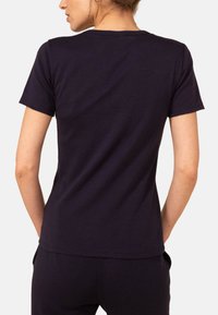 Koningsblauwe T-shirt met korte mouwen gemaakt van lichtgewicht katoen, met een ronde hals en een ontspannen pasvorm met minimale naden.