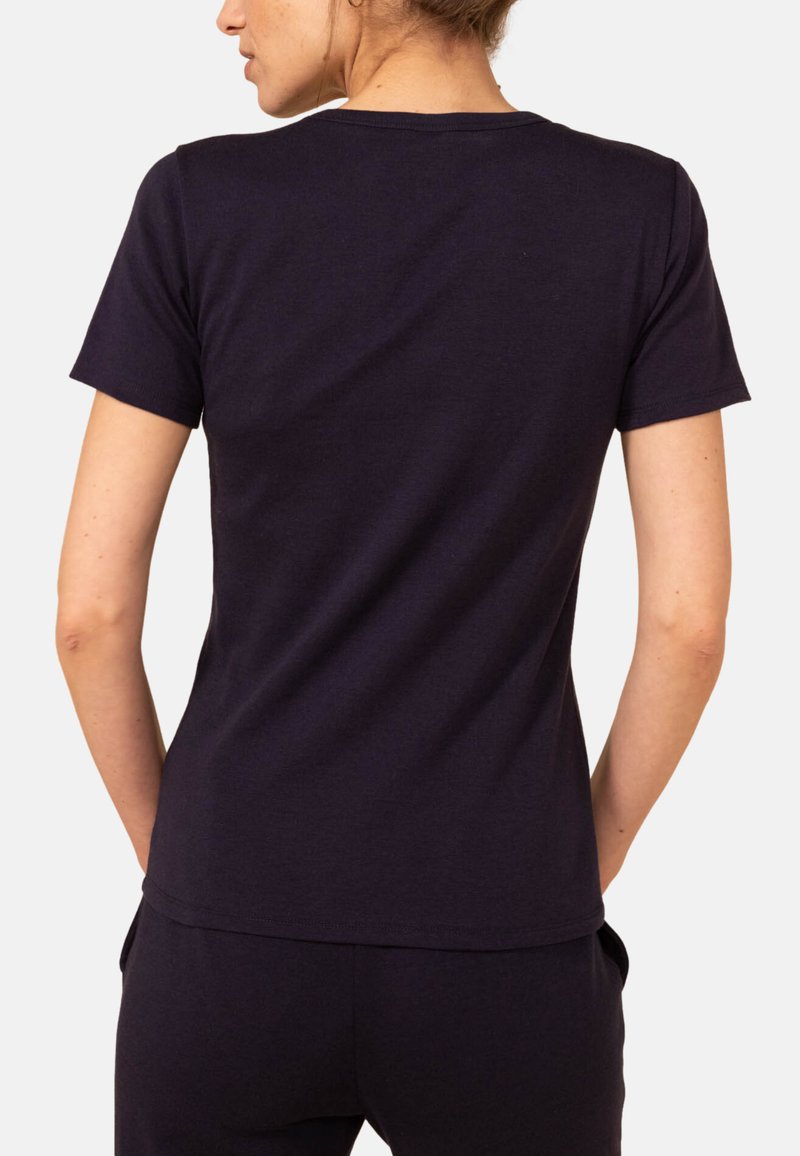 Koningsblauwe T-shirt met korte mouwen gemaakt van lichtgewicht katoen, met een ronde hals en een ontspannen pasvorm met minimale naden.