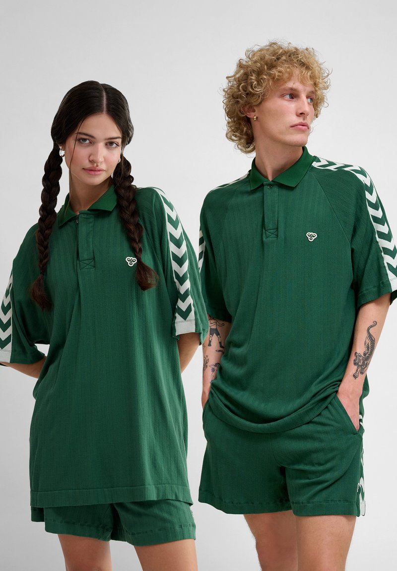 Hummel LOOSE UNISEX - Poloskjorter - eden