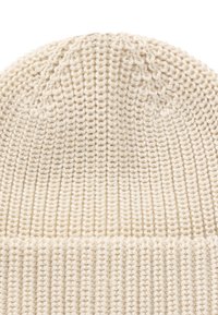 Dzianinowa czapka beanie w kremowym kolorze z teksturowanym prążkowanym wzorem, z zaokrąglonym wierzchem i dopasowanym krojem dla zapewnienia ciepła.