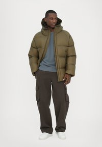 CLOSED PUFFER JACKET - Winter jacket - marsh green