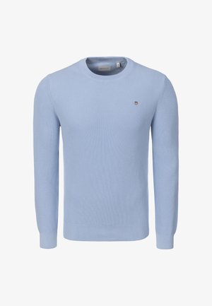 Pull texturé bleu clair à manches longues avec col rond, poignets et ourlet côtelés, et petit logo brodé sur la poitrine gauche.