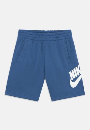 Blaue Sportshorts mit elastischem Bund, Seitentaschen und großem weißem Nike-Logo am linken Bein.