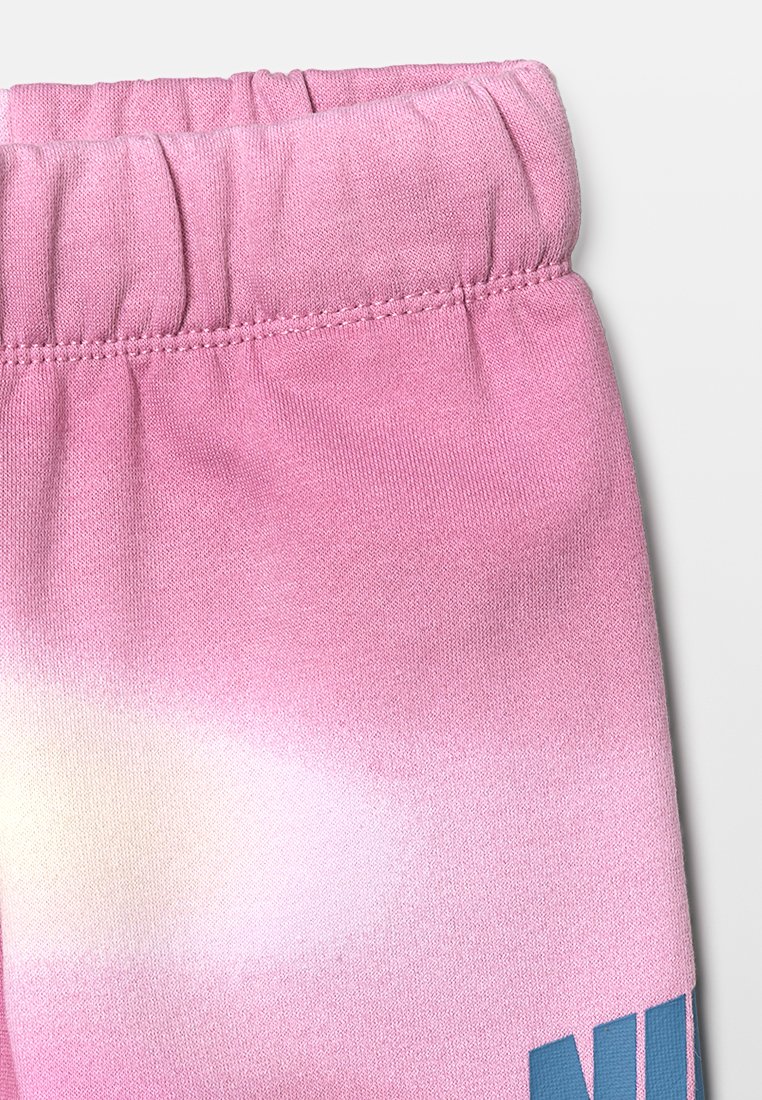 Shorts de sport roses avec un design dégradé et une taille élastique, arborant un logo bleu en bas à droite.