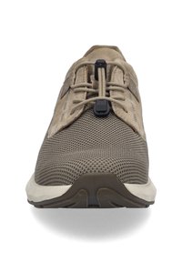 Lichtbruine sneaker met een bovenwerk van mesh, een gestructureerd ontwerp, elastische veters en een zwarte toggle, met een witte zool en flexibele loopzool.