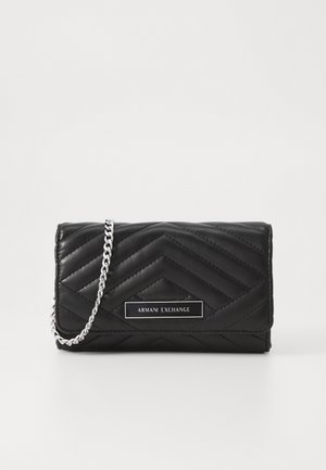 Borsa a tracolla nera trapuntata con motivo a zigzag, tracolla in catena argentata e una placca con il marchio "ARMANI EXCHANGE" sul davanti.