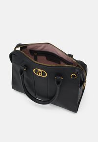 Borsa a tracolla in pelle nera con hardware dorato, chiusura con zip e interno color malva. Presenta doppi manici e una tasca interna.