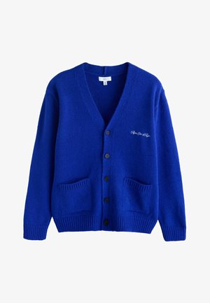 Blauwe gebreide cardigan met V-hals, vijf zwarte knopen, twee voorzakken, geribde manchetten en een geborduurd tekstdetail op de borst.