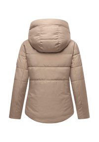 Veste rembourrée beige avec une grande capuche, présentant un quilting horizontal et un ourlet arrondi. Design minimaliste avec un logo de marque en relief au dos.