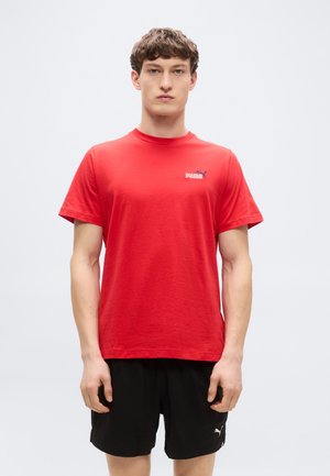 Camiseta de algodón roja con mangas cortas, cuello redondo y pequeño logo blanco de Puma en el lado izquierdo del pecho. Diseño sencillo, sin estampados.