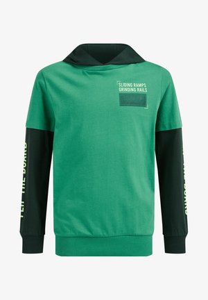 Zielony sweter z kapturem i czarnymi rękawami, z grafiką tekstową i teksturowanymi akcentami. Wykonany z miękkiego materiału bawełnianego.