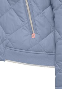 Quiltowana niebieska kurtka z metalowym zamkiem błyskawicznym, różową metką z logo i fakturowanym paskiem w talii, oferująca nowoczesny i praktyczny design.