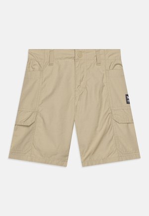 Shorts cargo beiges en tissu léger avec plusieurs poches, une fermeture à bouton et des détails de couture. Ceinture ajustable pour un bon ajustement.
