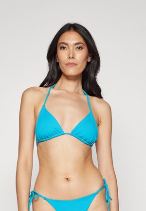 Set bikini turchese con reggiseno a triangolo con spalline sottili e slip con laccetti laterali. texture liscia con leggero arricciamento.