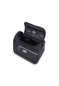 Zwarte cosmeticatas gemaakt van textuur materiaal. Heeft een rits bovenaan, meerdere binnencompartimenten en een zilveren hardwareaccent.