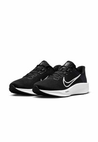 Sorte atletiske sko med en tekstureret mesh-overdel, hvid swoosh-accent og en polstret hvid sål designet til komfort og ydeevne.