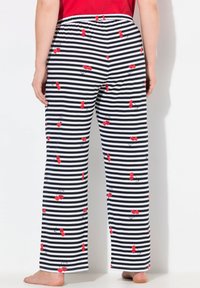 Zwart-wit gestreepte pyjamabroek met rode kersenpatronen. Elastische tailleband en losse pasvorm, met een zachte katoenen textuur.