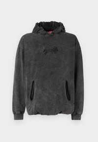 Szürke kapucnis pulóver, enyhén viseltes textúrával, elülső logóval, oldalsó zsebekkel és húzózsinóros kapucnival. Hüvelykujjakra hajtott ujjak és szegély.