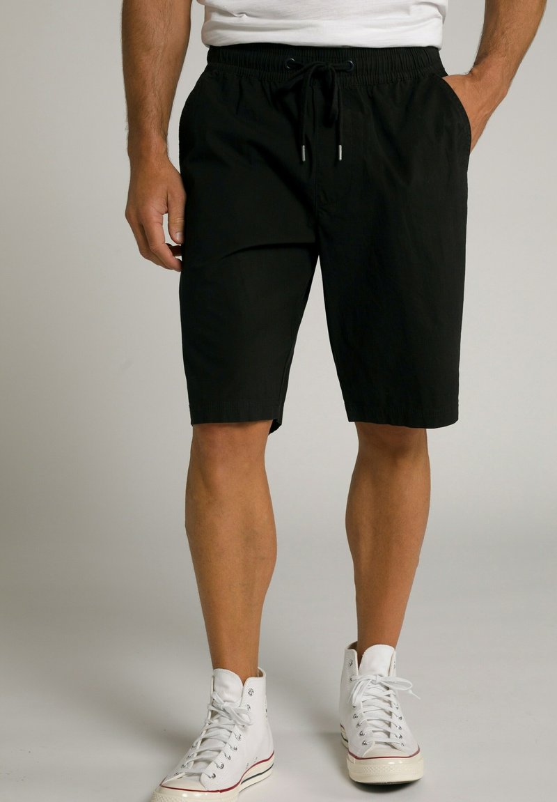 Sorte shorts med elastisk talje og snørre. De er knæ-lange, lavet af letvægtsstof, ideelle til afslappet brug.