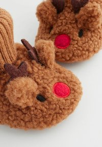 Brun, fuzzy tofflor med en rund design, röd filtnäsa, svarta broderade ögon och bruna tyghorn för en ren-look.
