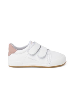 Zapato de cuero blanco con dos correas de Velcro, acento de talón en rosa claro, suela de goma y detalles texturizados en el lateral. Nombre de la marca "Blanditos" visible.