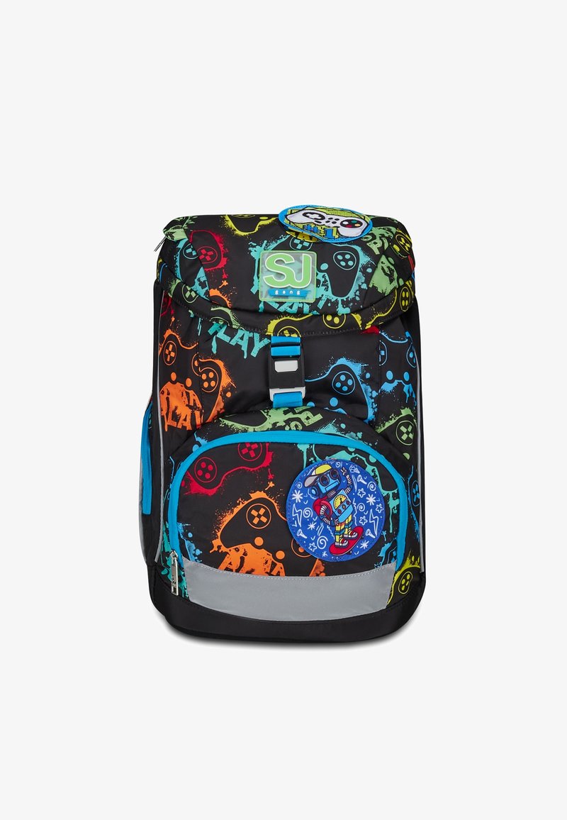 Zaino nero con motivi di gioco colorati, caratterizzato da dettagli blu, una tasca frontale con una toppa rotonda e una chiusura a falda superiore.